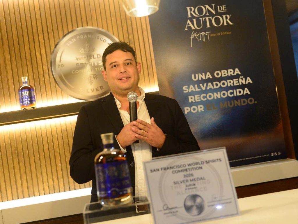 Ron de Autor, la otra apuesta súper premium de DISAL, obtuvo medalla de plata en la competencia internacional y cuenta con una edición de 15,000 botellas numeradas. Foto/ Jessica Orellana, elsalvador.com