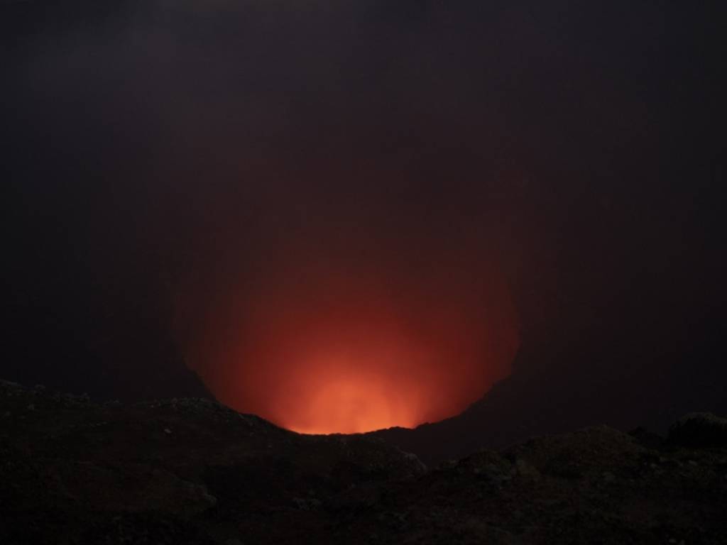 Carretera hacia el cráter del Volcán Masaya rodeada de vegetación y paisajes naturales característicos de Nicaragua.