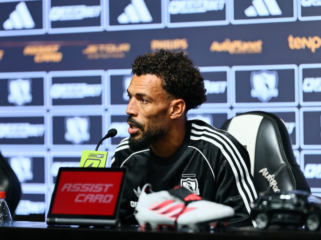 El portero de Cabo Verde Josimar José Évora Dias, 'Vozinha', habla durante su presentación como nuevo jugador de Colo Colo de Chile este martes, en Santiago (Chile).