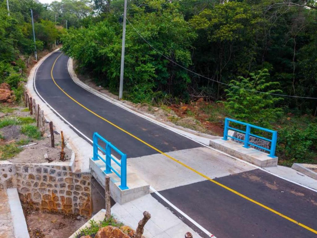 La nueva vía de cantón Centeno beneficia a más de 10,000 habitantes y mejora la conexión con la carretera Panamericana.