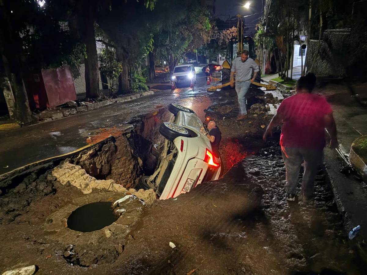 Vehículo queda atrapado en cárcava en calle al Mirador, en colonia Escalón