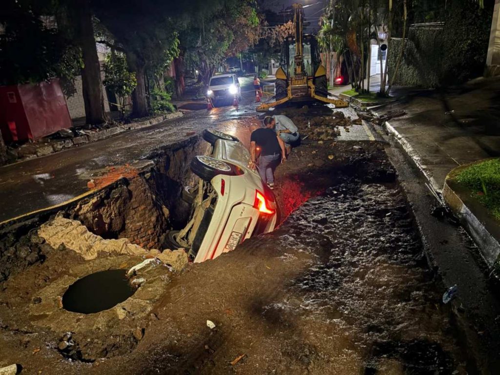 Un vehículo cayó en una excavación sobre la calle al Mirador, cerca del redondel Luceiro. Foto: cortesía