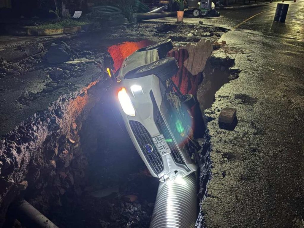 En las imágenes se observa que el vehículo quedó atrapado dentro de una excavación, en una zona donde hay maquinaria y trabajos en la vía.