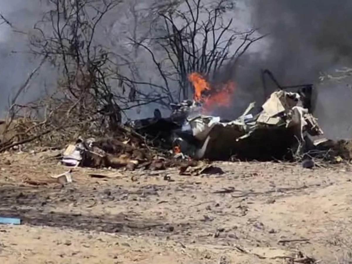 Fotografía que muestra una avioneta que sobrevolaba sobre las Líneas de Nazca estrellada en un accidente que dejó trece personas fallecidas, entre ellos 11 turistas, este sábado, en la municipalidad provincial de Nazca (Perú).