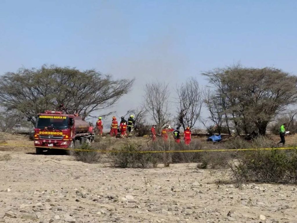 Integrantes de los Bomberos de Nazca operan en la zona donde una avioneta que sobrevolaba sobre las Líneas de Nazca se estrelló y dejó trece personas fallecidas, entre ellos 11 turistas, este sábado, en la municipalidad provincial de Nazca (Perú). 
