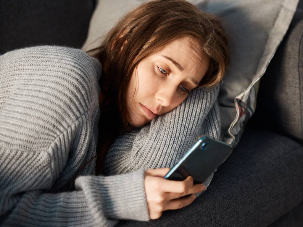 El uso excesivo del celular puede interferir con el descanso, la concentración y el bienestar emocional en la vida cotidiana.