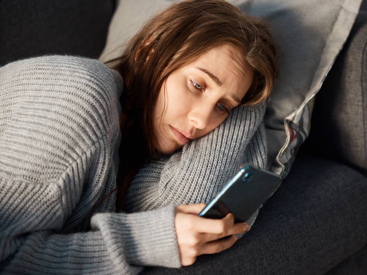 El uso excesivo del celular puede interferir con el descanso, la concentración y el bienestar emocional en la vida cotidiana.