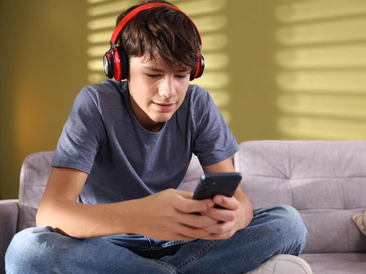 El uso excesivo del celular entre niños y adolescentes puede afectar el descanso, la convivencia, la socialización y el rendimiento.