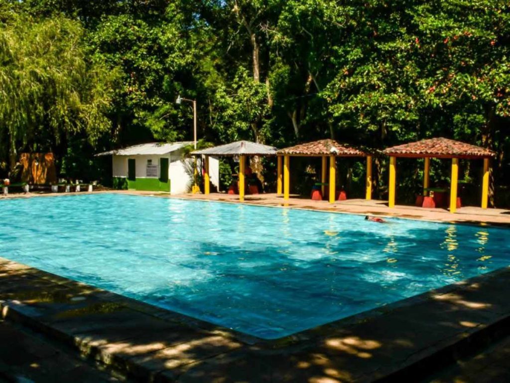 Agua Fría ofrece piscinas, vegetación y espacios de descanso para compartir una jornada en familia.