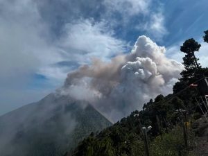 alerta-volcan-fuego-guatemala-turistas01