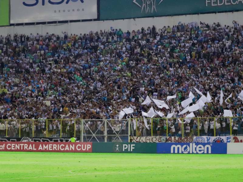 La afición de Alianza acompañó a los albos durante el triunfo ante Herediano en el estadio Cuscatlán.