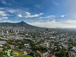ambiente caluroso durante el día y lluvias puntuales
