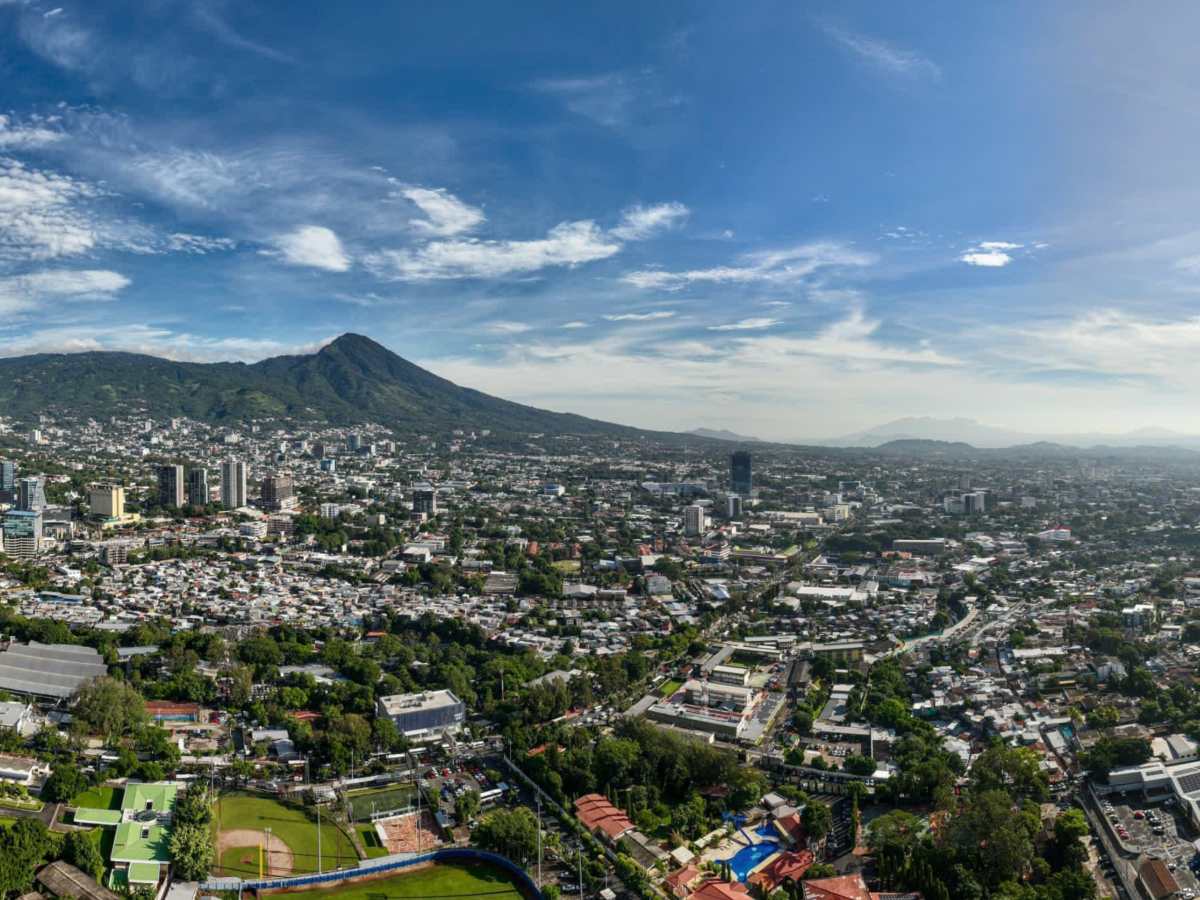 ambiente caluroso durante el día y lluvias puntuales
