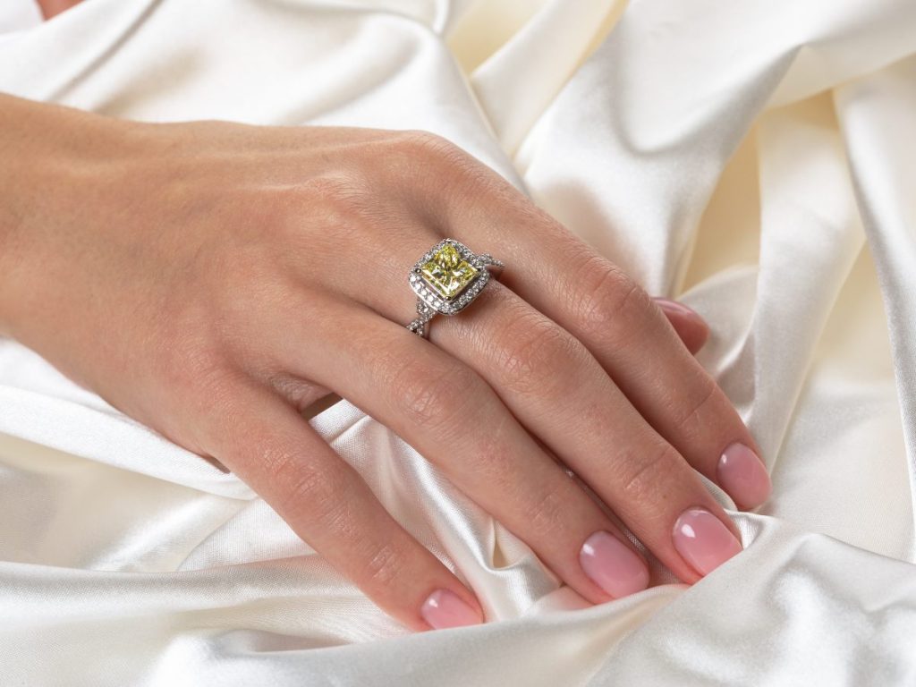 Los anillos de divorcio se llevan sin reglas fijas y funcionan como una declaración de independencia, estilo personal y nuevos comienzos.