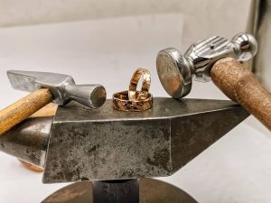 La tendencia convierte el final de una etapa en una excusa para elegir una joya propia, simbólica y pensada para celebrar el self-gifting.