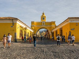 Cómo cuidar tu salud ante la caída de ceniza volcánica si vas a Guatemala