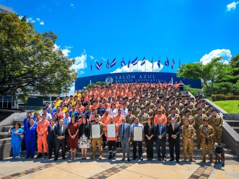 Rescatistas salvadoreños recibieron un reconocimiento de la Asamblea Legislativa tras su misión humanitaria en Venezuela.
