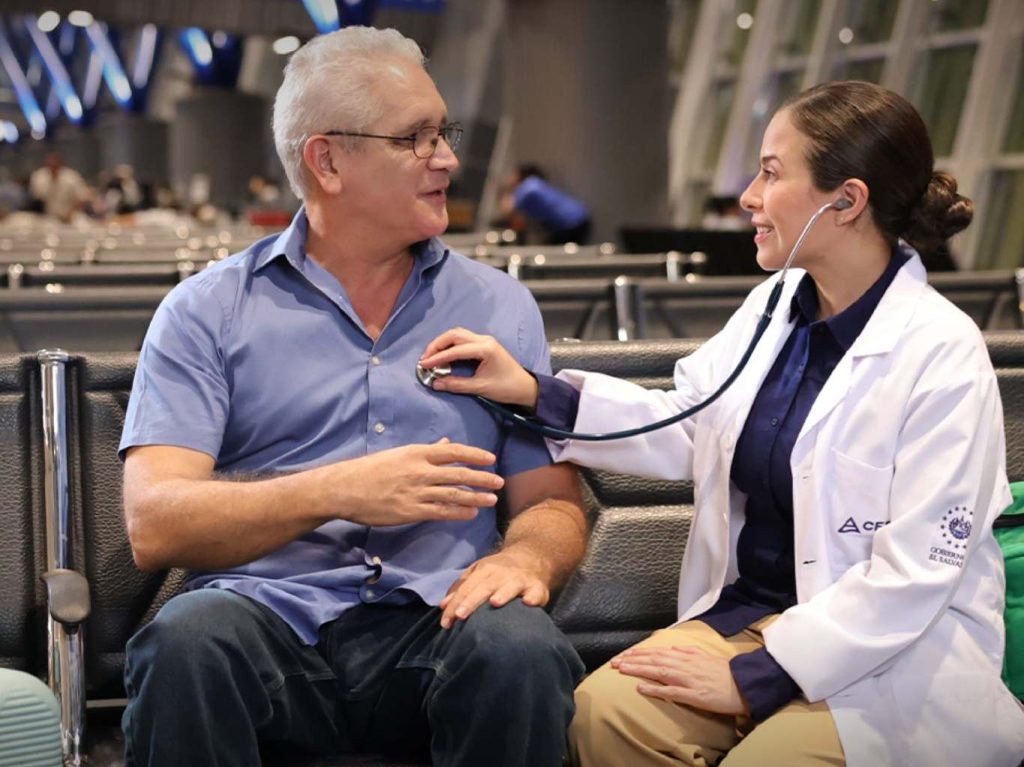 El personal médico puede desplazarse hasta el lugar donde se encuentre el pasajero que presenta un malestar. Foto/ CEPA