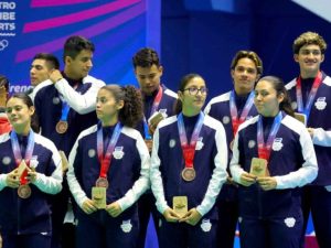 El Salvador cerró su participación en los Juegos Centroamericanos y del Caribe Santo Domingo 2026 con 24 medallas y el décimo lugar del medallero general. La delegación nacional conquistó seis oros, cuatro platas y 14 bronces. Ivonne Nóchez fue la máxima medallista salvadoreña, con dos preseas doradas y dos plateadas en patinaje. También destacaron los títulos en tiro con arco, tenis y natación. Marina Spadoni ganó oro en los 50 metros mariposa y estableció récord de los Juegos. En total, el patinaje fue la disciplina que más medallas aportó al país, con siete preseas durante la competencia regional.