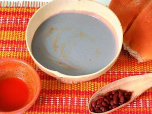 El atol shuco es una bebida tradicional salvadoreña cuya preparación cambia según la región.