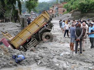 Un camión atascado este sábado) en el lodo en una carretera en Bidur (Nepal).