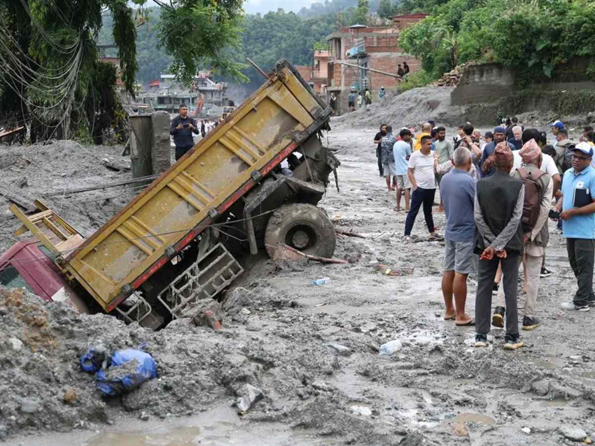 Un camión atascado este sábado) en el lodo en una carretera en Bidur (Nepal).