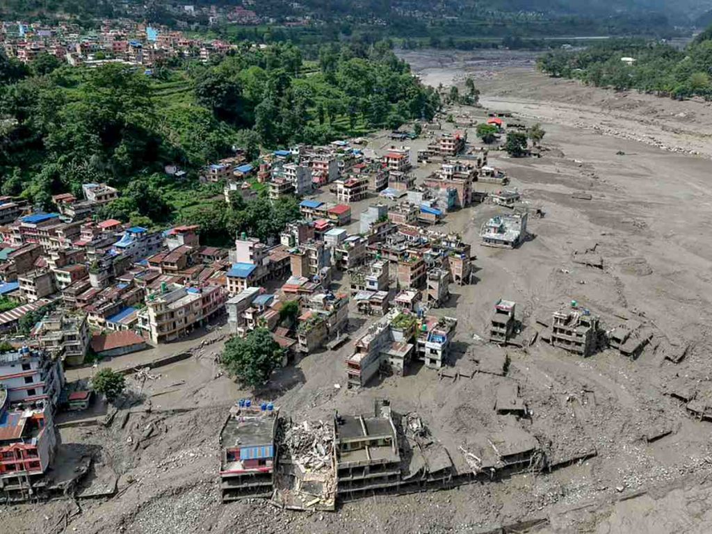 Las inundaciones en Nepal dejaron daños en viviendas, carreteras e infraestructura mientras continúan las labores de evaluación y rescate.