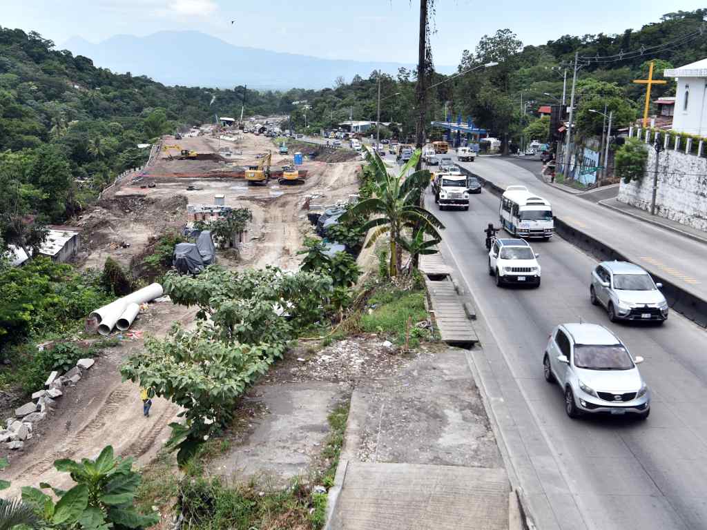 La circulación de vehículos sigue su curso junto a las obras de ampliación de la carretera.