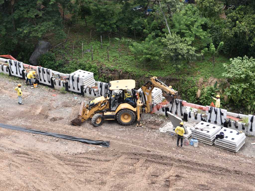 obreros avanzan en la preparación del terreno sobre el tramo de la carretera.