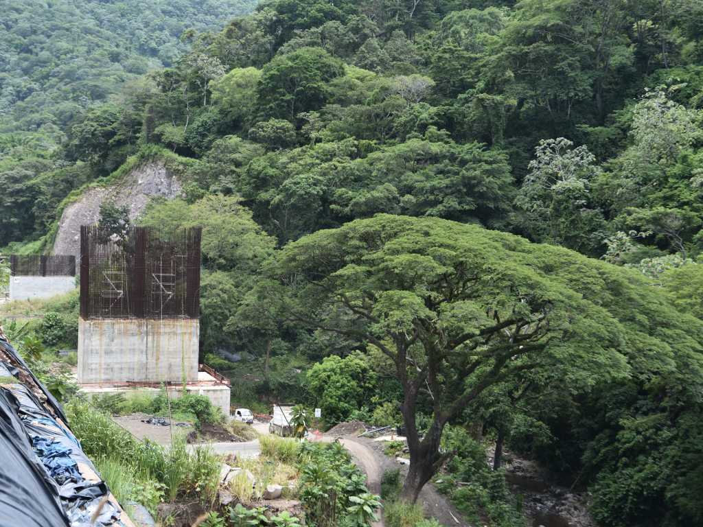 Avance en la construcción de las imponentes columnas de concreto para el nuevo viaducto.