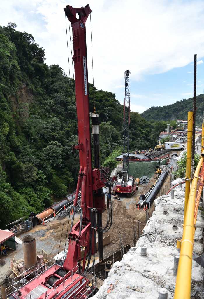 Maquinaria de gran escala realiza perforaciones para el pilotaje de las obras del viaducto.