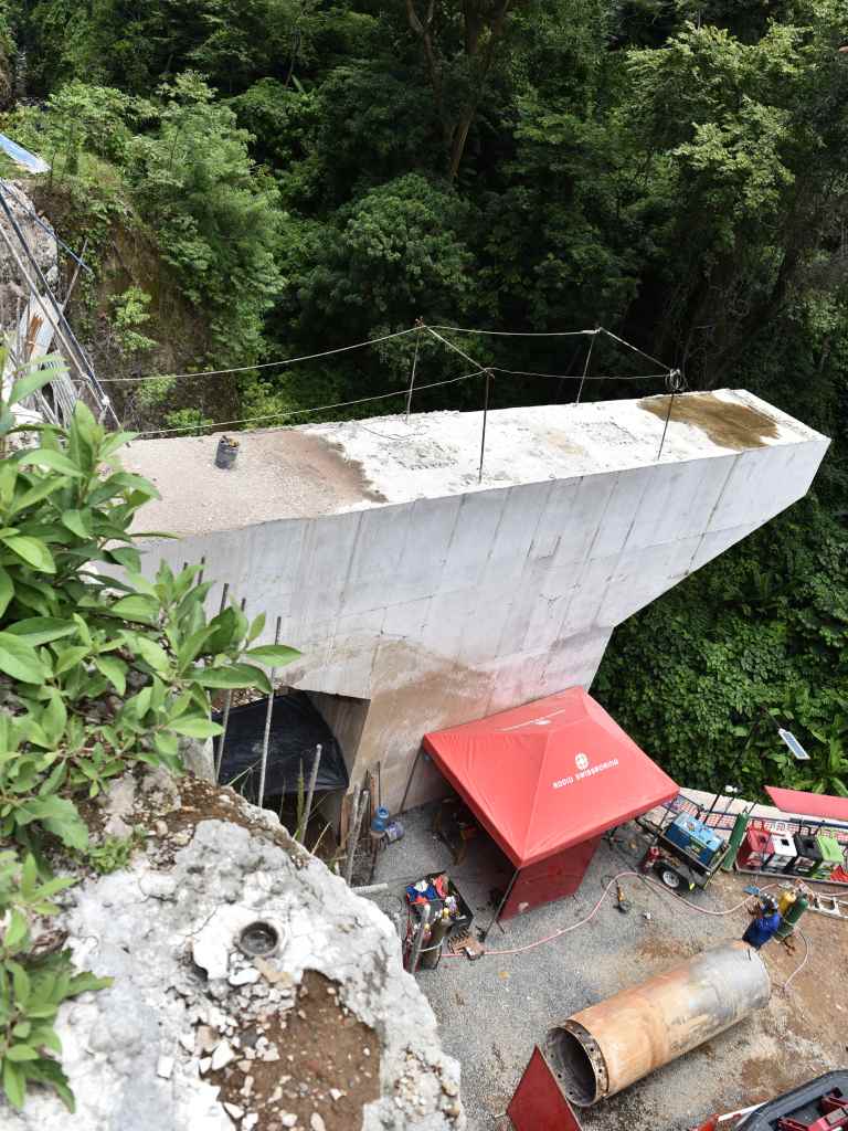 Detalle superior de una de las cabezas de apoyo en las estructuras principales del puente.