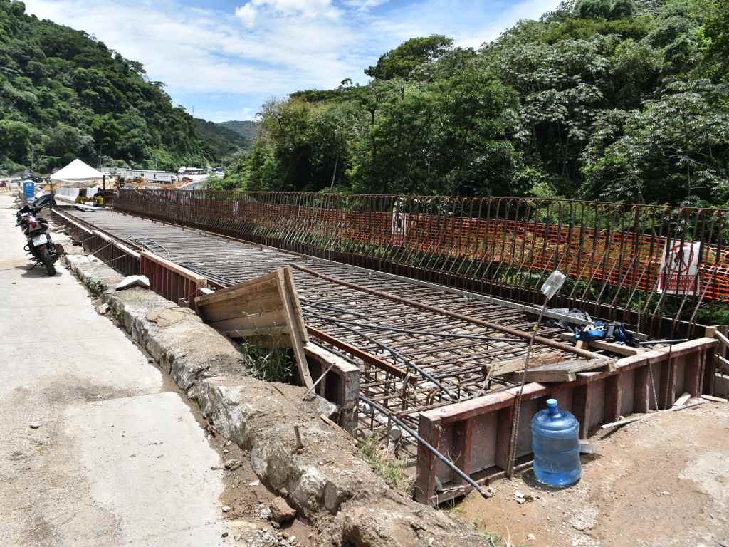 Armado de los marcos de acero para el colado de las bases en el proyecto vial.