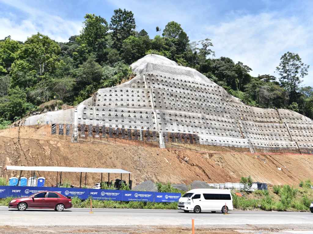 Vista general del sistema de anclajes finalizado sobre la ladera para evitar derrumbes.