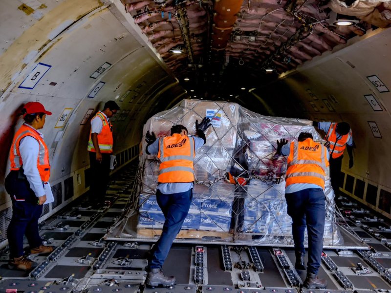 El segundo avión salvadoreño salió con 50 toneladas de ayuda humanitaria para las personas afectadas por el terremoto en Colombia.