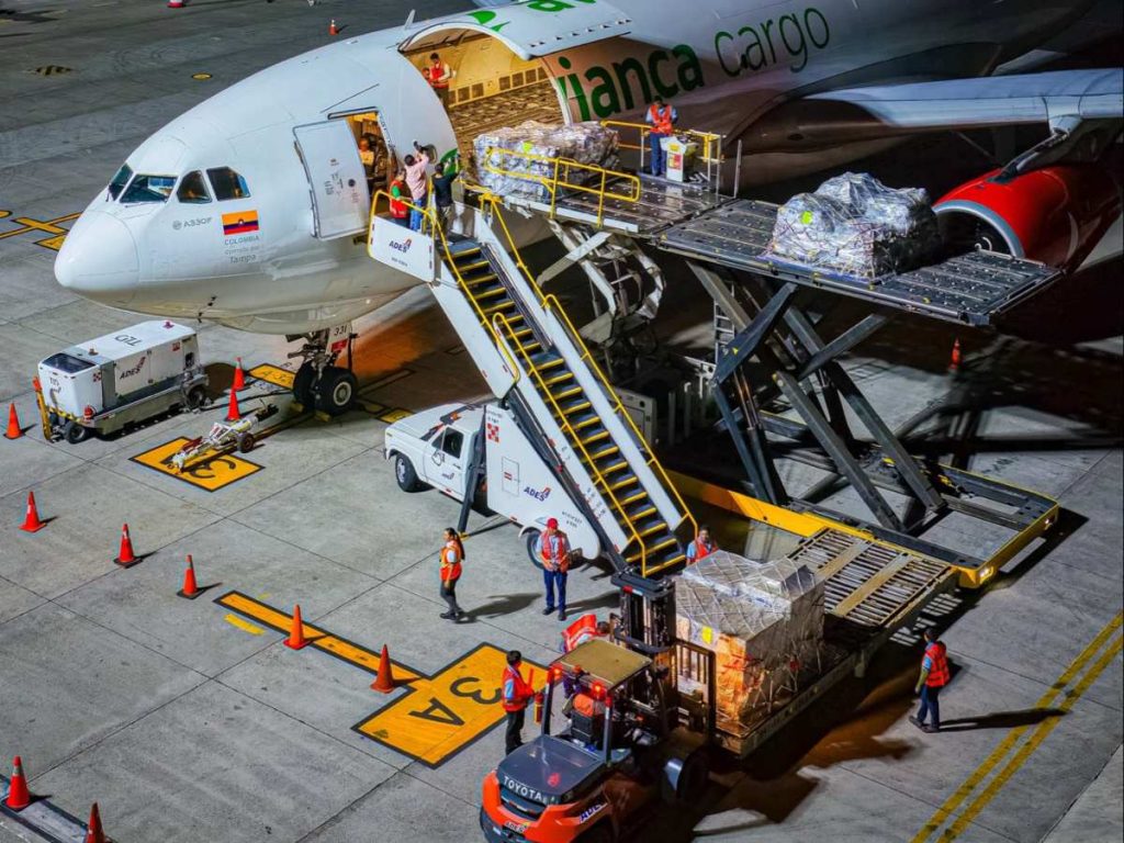 El primer avión con ayuda humanitaria de El Salvador para Colombia salió del Aeropuerto Internacional “San Óscar Arnulfo Romero y Galdámez” con 51 toneladas de insumos.