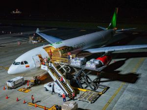 El Salvador envía el primer avión con ayuda humanitaria para Colombia