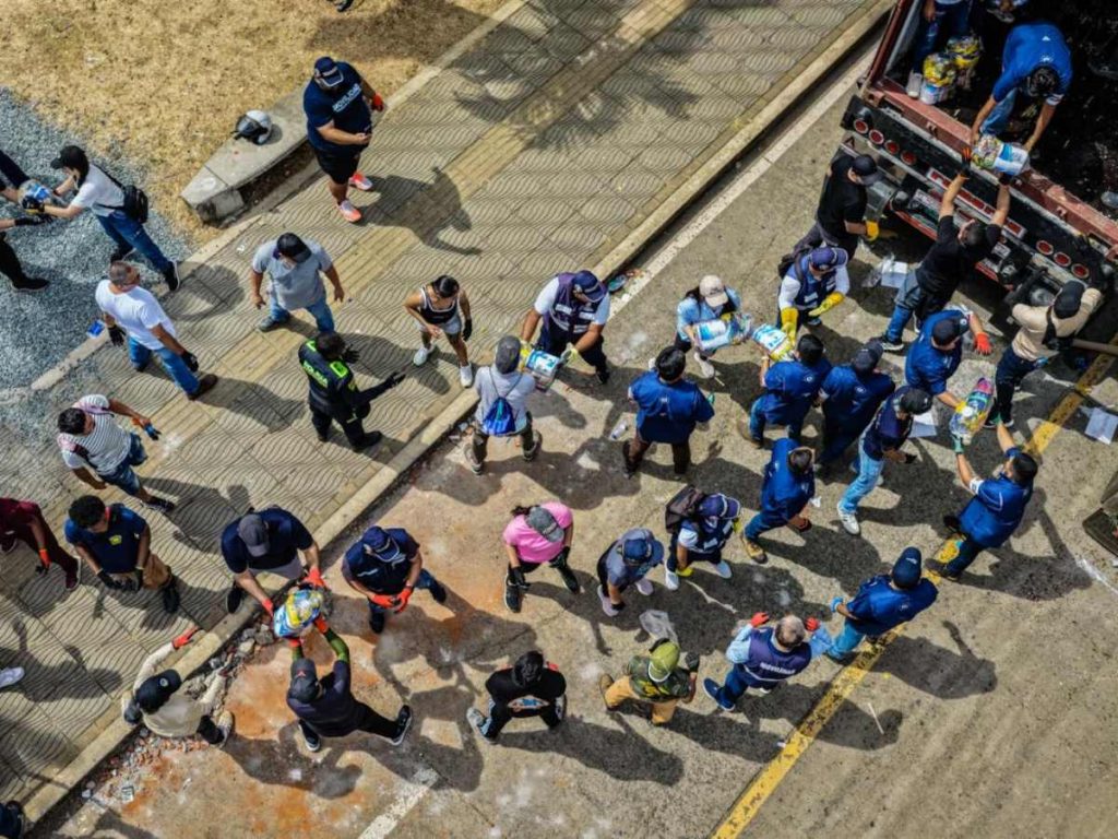 La ayuda humanitaria enviada por El Salvador a Colombia ya llegó al país suramericano tras el terremoto de magnitud 7.4.