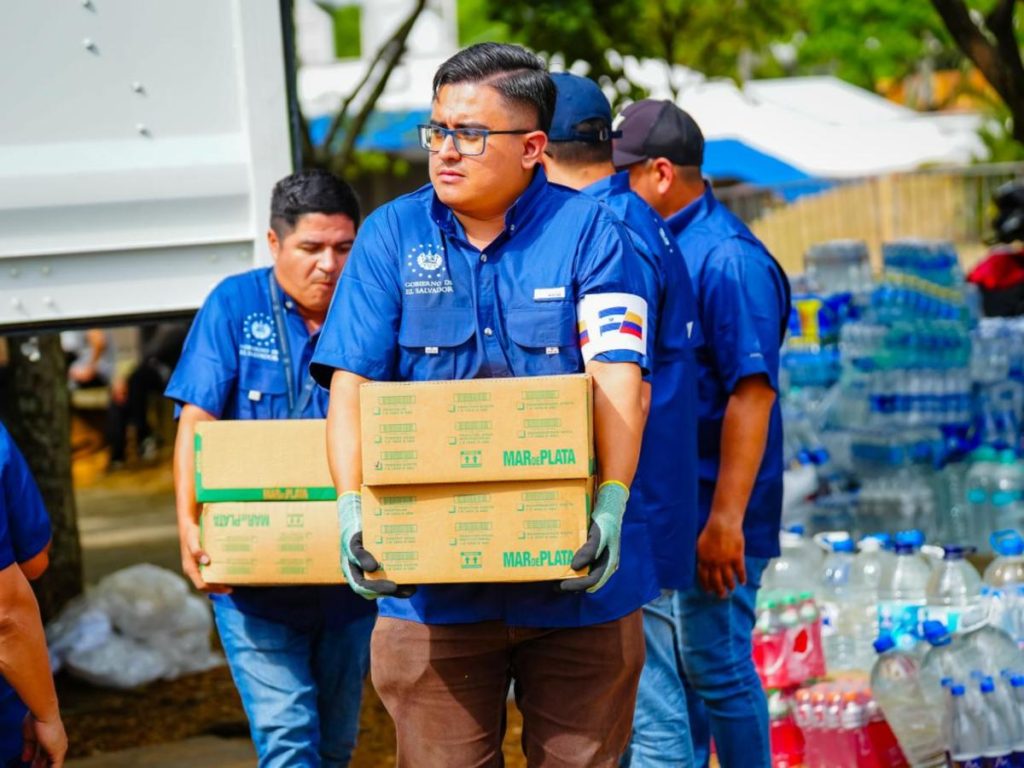 Tras su llegada, los insumos fueron trasladados al centro de acopio habilitado en el Coliseo del Pueblo, en el barrio Siloé, Comuna 20 de Santiago de Cali, Valle del Cauca.
