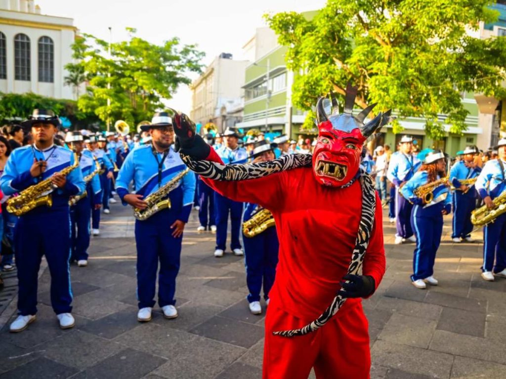 La Banda Bicentenario realizó un recorrido musical en el Centro Histórico de San Salvador como parte del ambiente de las Fiestas Agostinas.