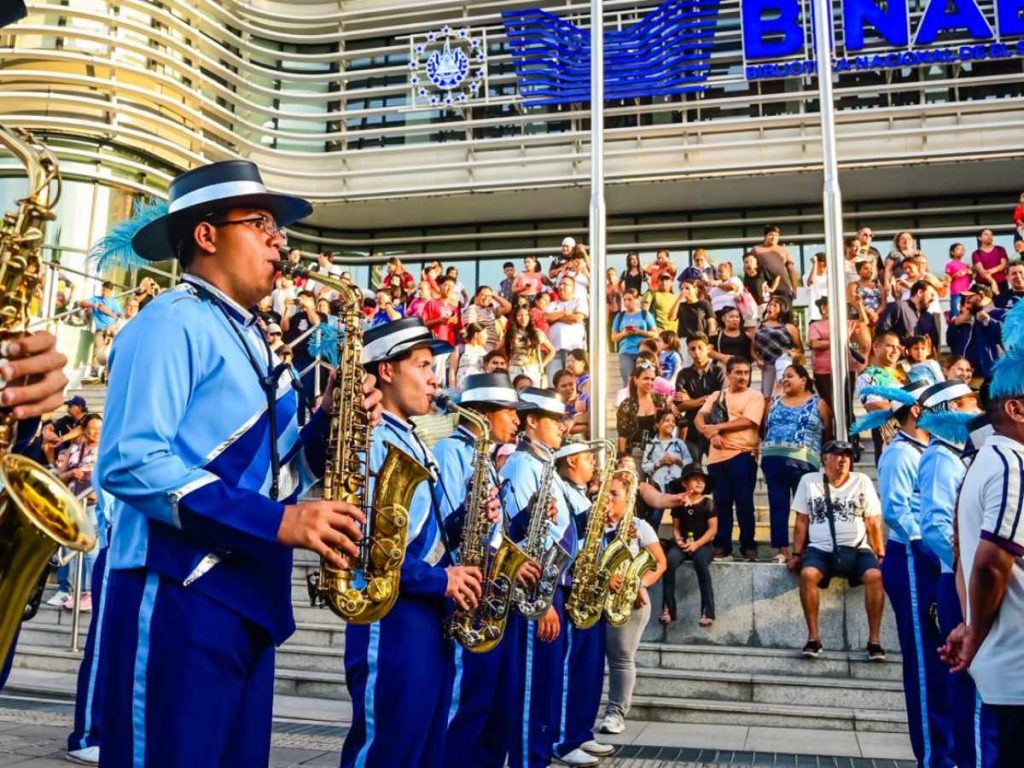 Familias, visitantes y personas que transitaban por la zona se detuvieron para observar el espectáculo, que llevó música y color a las calles del centro capitalino.