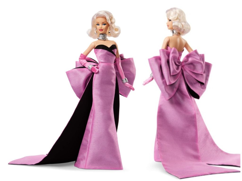 Mattel celebra el centenario del nacimiento de Marilyn Monroe con una Barbie de colección inspirada en su icónico look de ‘Los caballeros las prefieren rubias’.