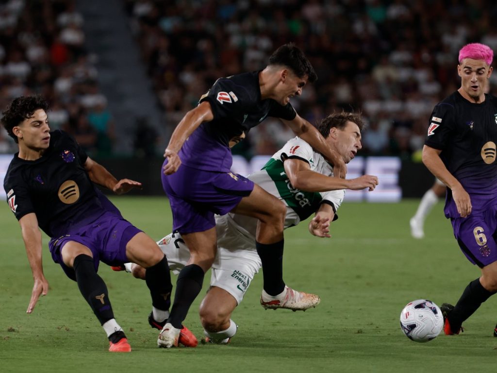 El defensa austriaco del Elche, David Affengruber (2d) pelea un balón con el defensa del Barcelona Gerard Martín (2i) durante el partido de LaLiga de fútbol que Elche CF y FC Barcelona disputan este domingo en el estadio Martínez Valero. EFEManuel Bruque