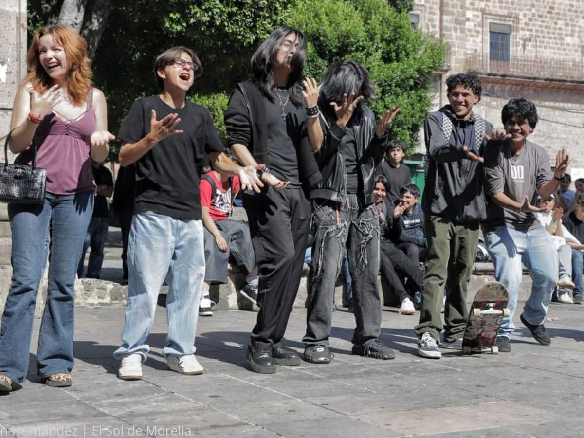 La tendencia de las batallas de aura llegó a Morelia, donde jóvenes compitieron con poses, movimientos y actitud en la Plaza de Armas. /Foto cortesía de El Sol de Morelia.