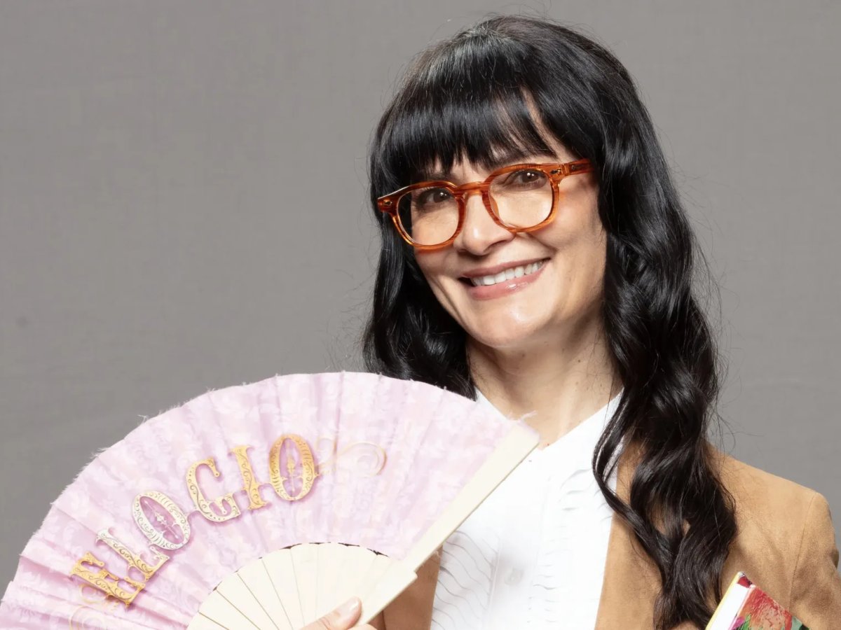 Fotografía cedida por Amazon Prime Video que muestra a la actriz Ana María Orozco representando a 'Betty la Fea'.