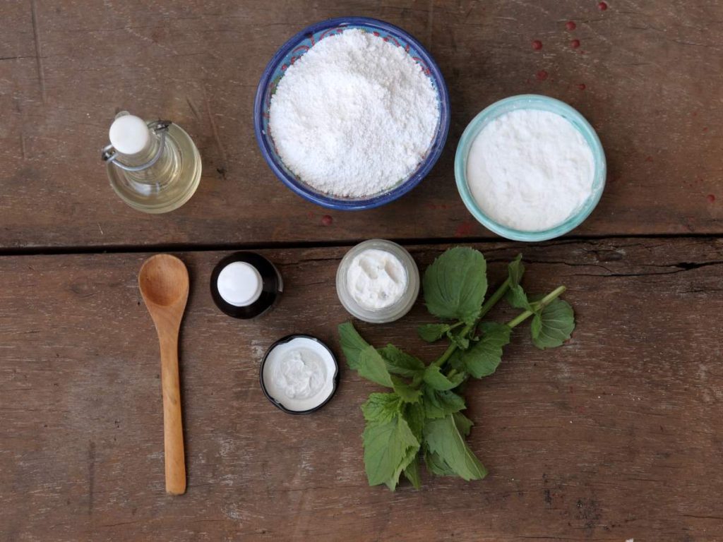 Pasta dental: El bicarbonato y el aceite de coco forman la base de una pasta dental casera que puede complementarse con unas gotas de menta.