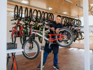 Con un documento de identidad podés solicitar hasta tres bicicletas, una opción ideal para disfrutar el recorrido con amigos, pareja o familia.