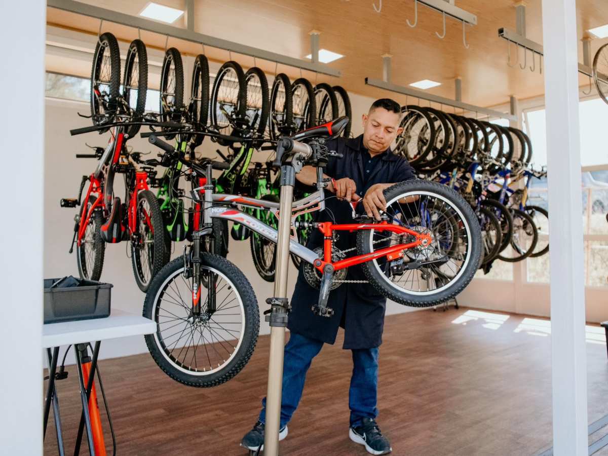 Con un documento de identidad podés solicitar hasta tres bicicletas, una opción ideal para disfrutar el recorrido con amigos, pareja o familia.
