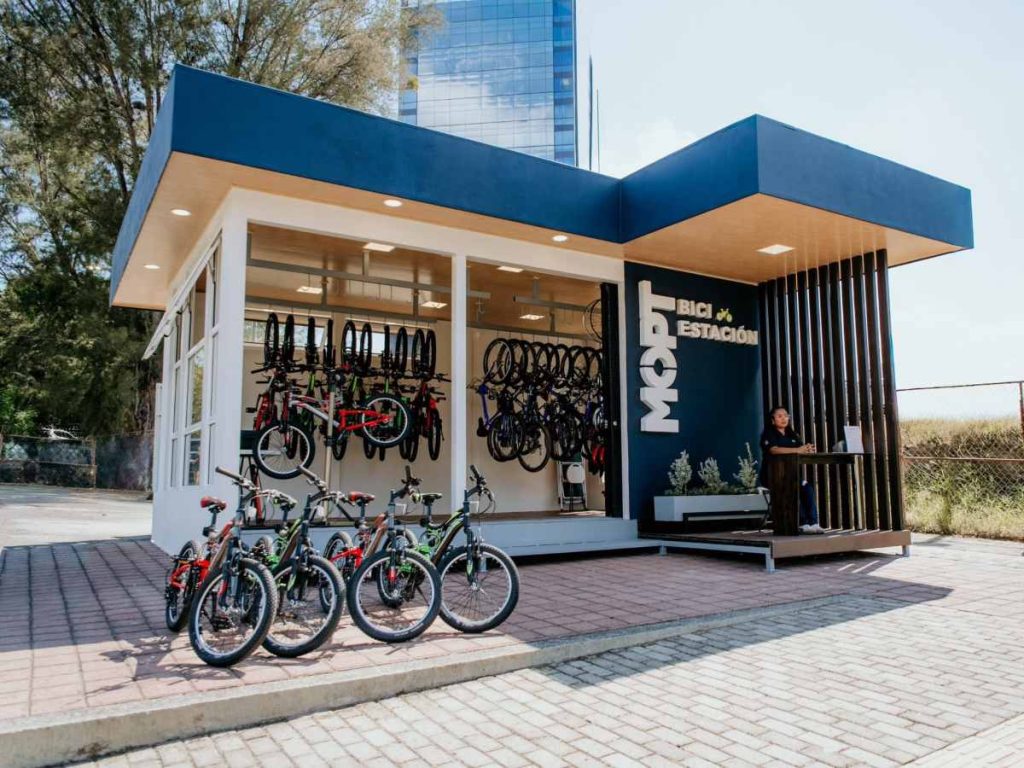 La biciestación de San Benito está ubicada en la avenida La Revolución y permite prestar bicicletas gratis durante una hora.