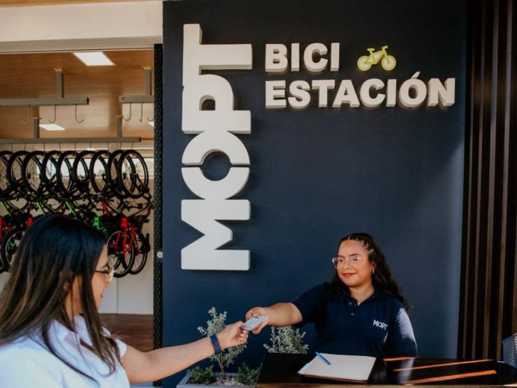 El Centro Histórico también se puede descubrir en bicicleta, con recorridos cerca de plazas, monumentos y algunos de los edificios más emblemáticos de San Salvador.
